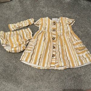 Daisy Fuentes 3 piece gold and white set